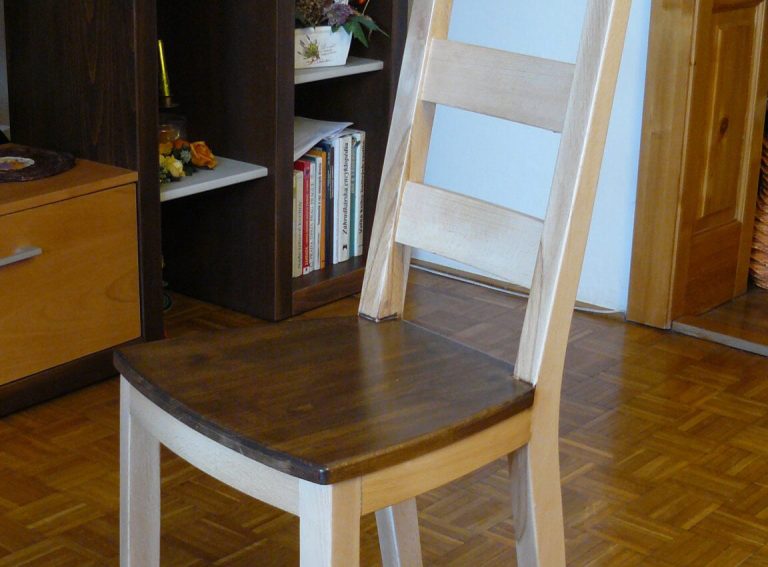 Celodrevená stolička