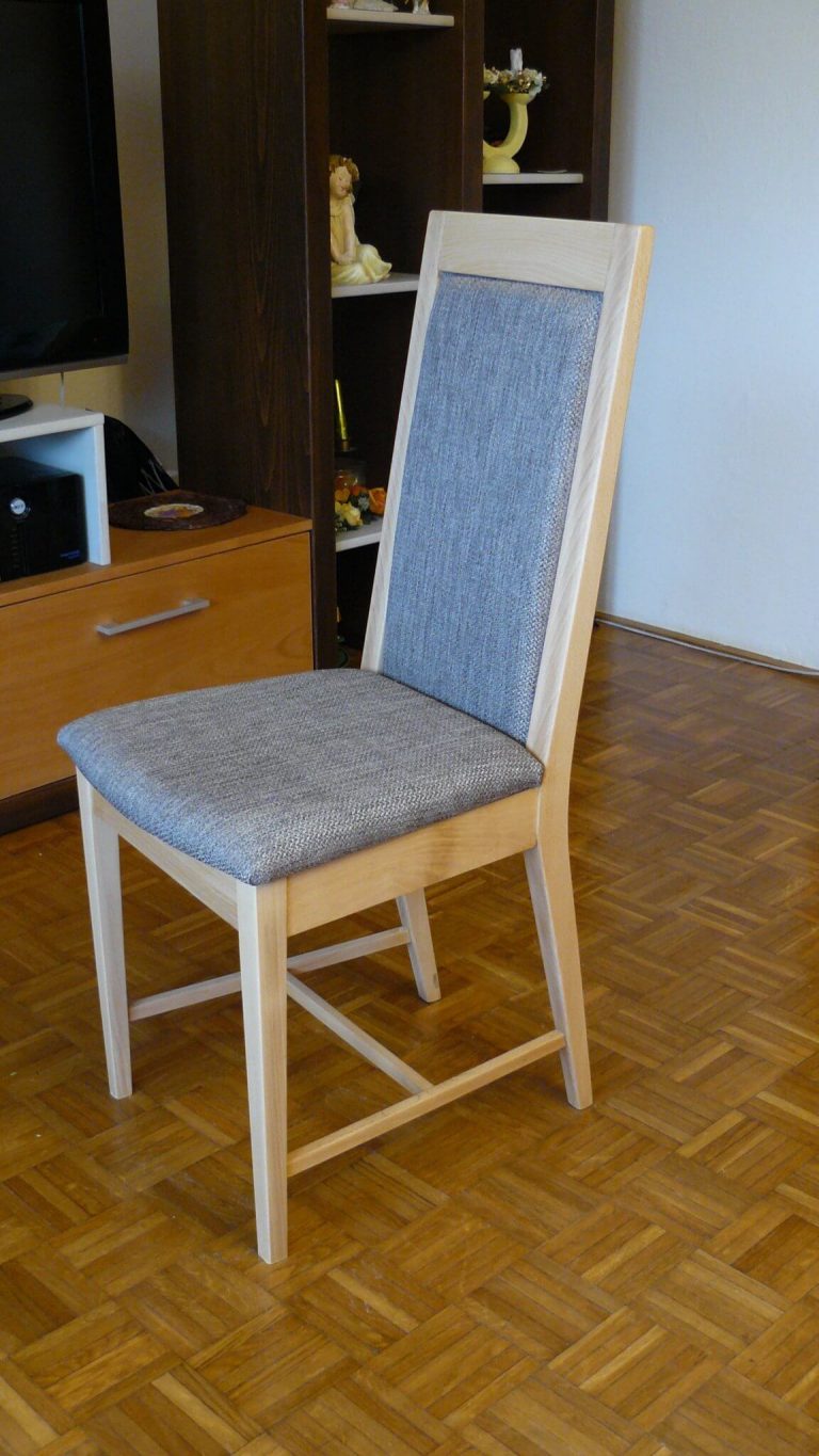 Klasická čalúnená stolička