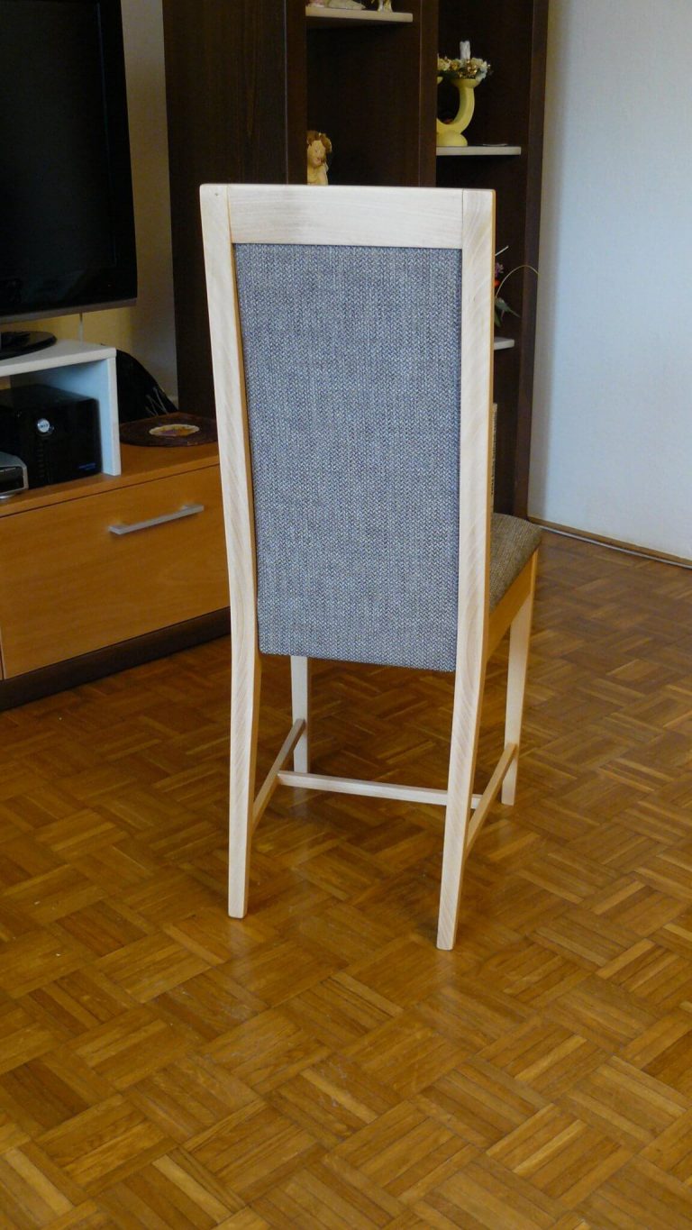 Klasická čalúnená stolička