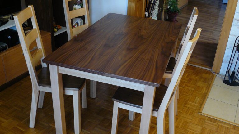Klasický kuchynský stôl