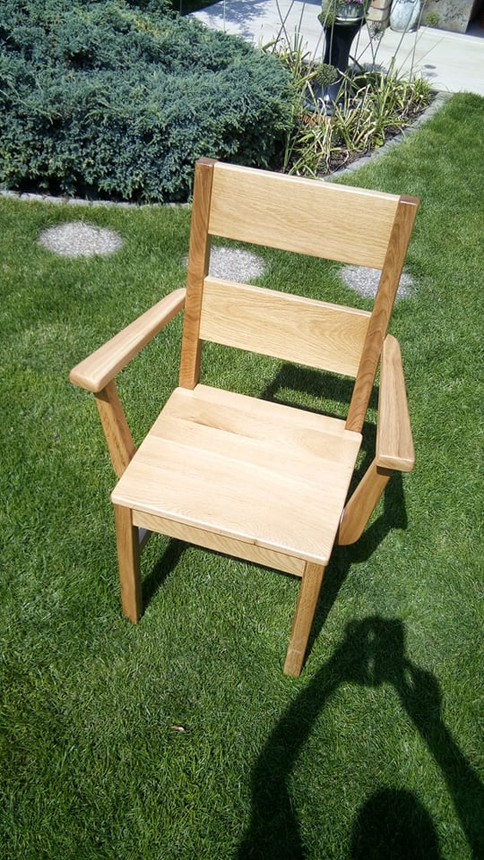Drevená stolička z masívneho dreva