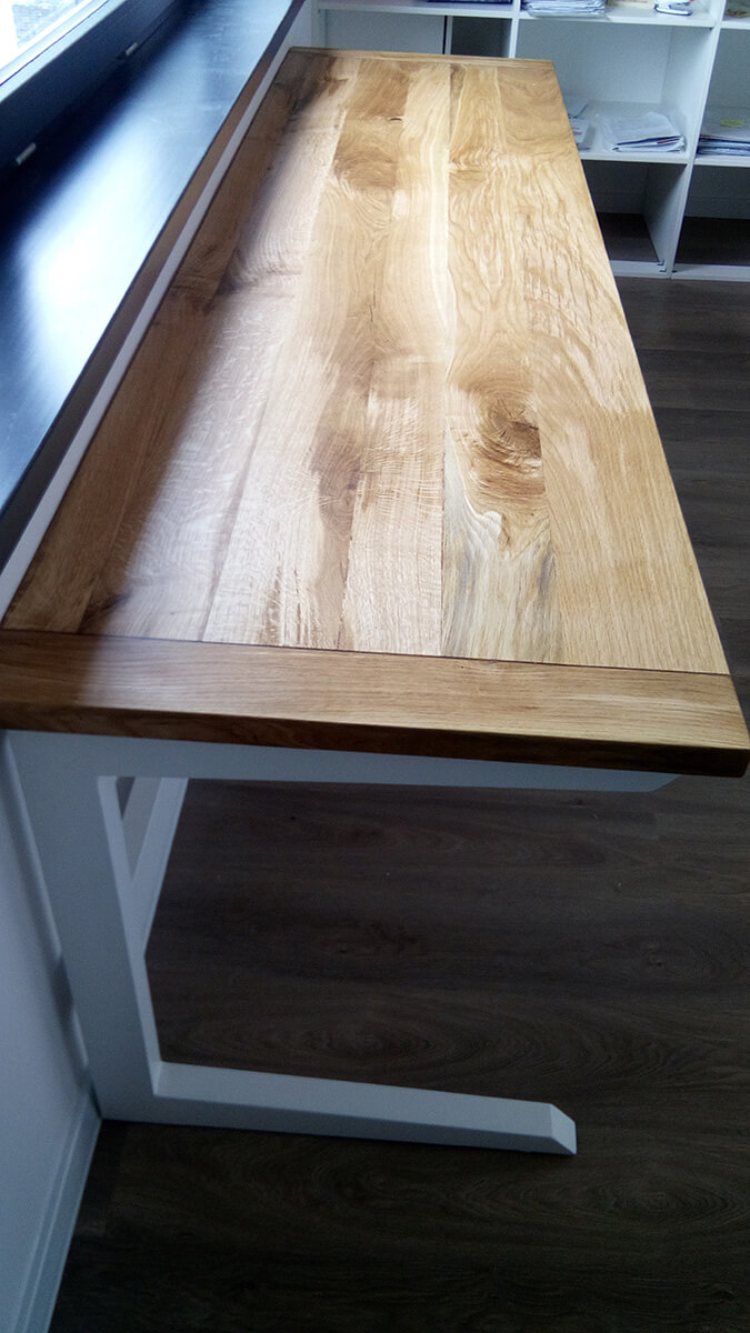 Drevený pracovný stôl