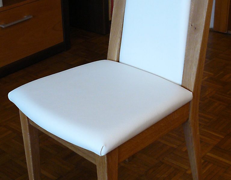 Moderná čalúnená stolička