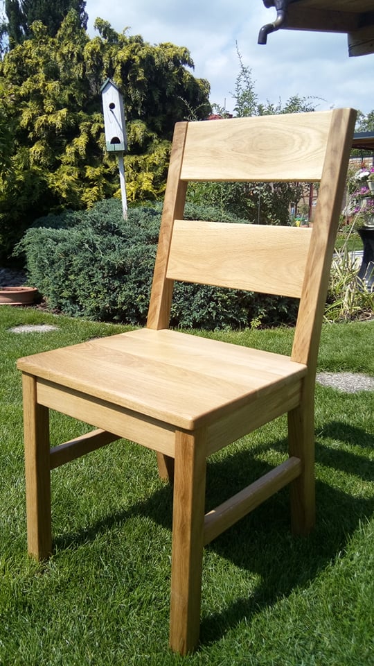 Drevená stolička z masívneho dreva