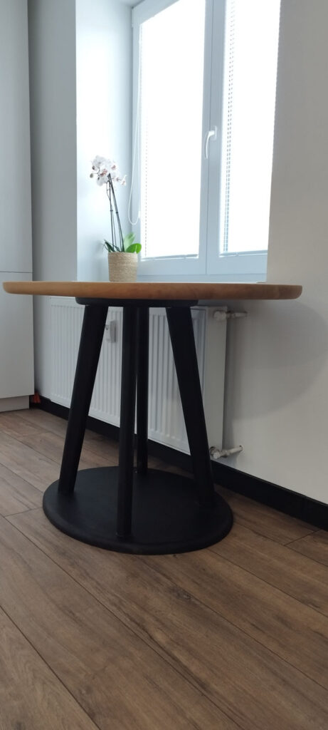 Jedálenský stôl Stred z masívneho dubu – kolekcia Súznenie – Umelecké stolárstvo Ďuďák