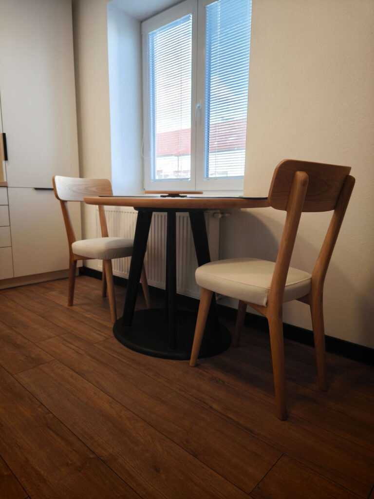 Jedálenský stôl Stred z masívneho dubu – kolekcia Súznenie – Umelecké stolárstvo Ďuďák