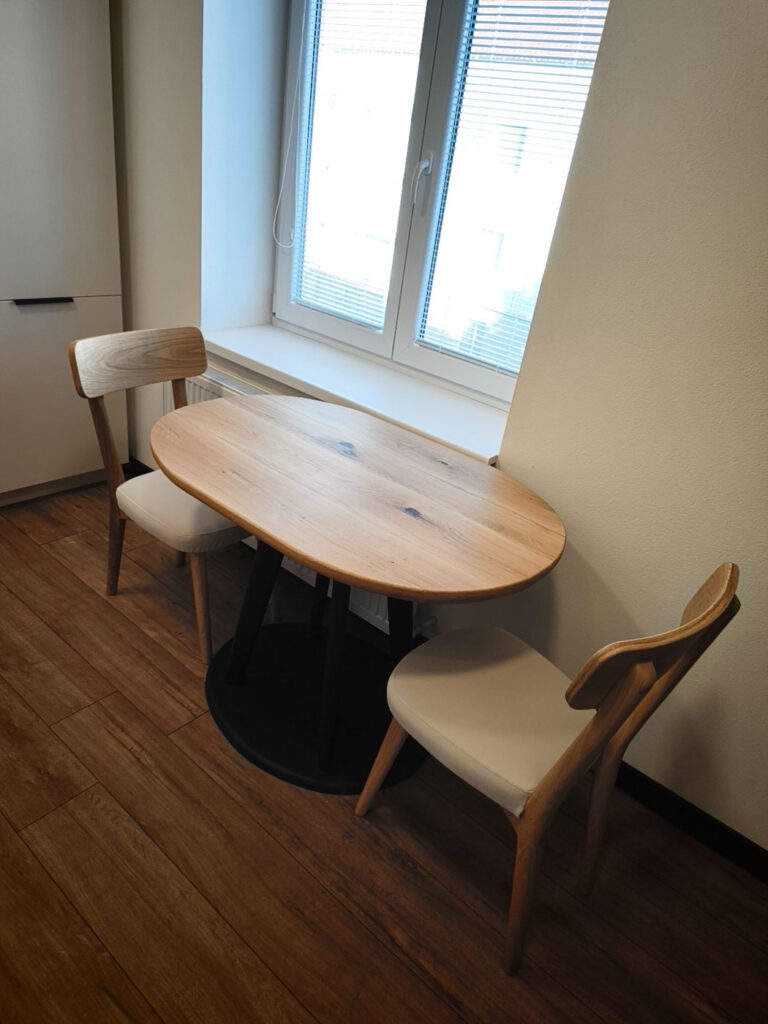 Jedálenský stôl Stred z masívneho dubu – kolekcia Súznenie – Umelecké stolárstvo Ďuďák