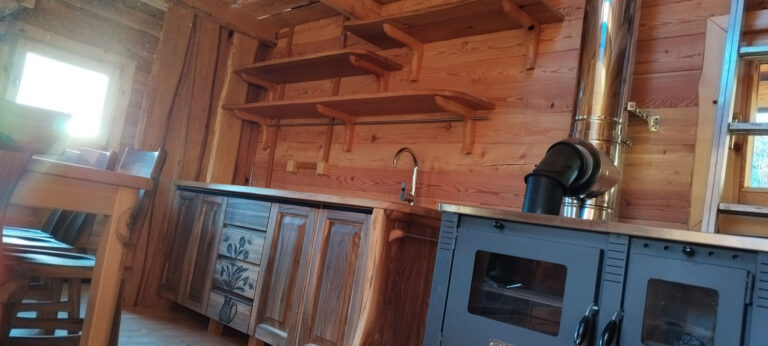 Kuchyňa z masívu – orech, brest, javor, čerešňa, ručná rezba – Umelecké stolárstvo Ďuďák