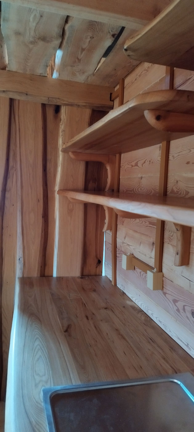 Kuchyňa z masívu – orech, brest, javor, čerešňa, ručná rezba – Umelecké stolárstvo Ďuďák