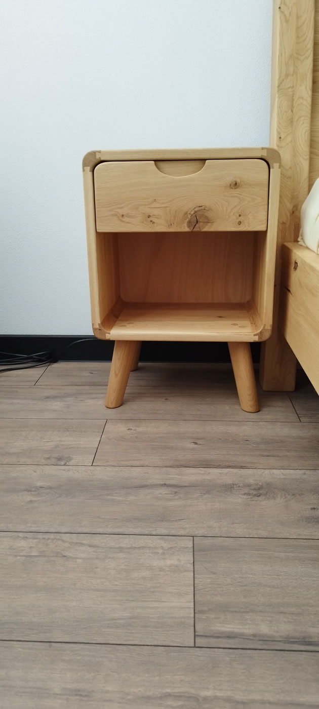 Nočný stolík Blízkosť z masívneho dubu – kolekcia Súznenie – Umelecké stolárstvo Ďuďák