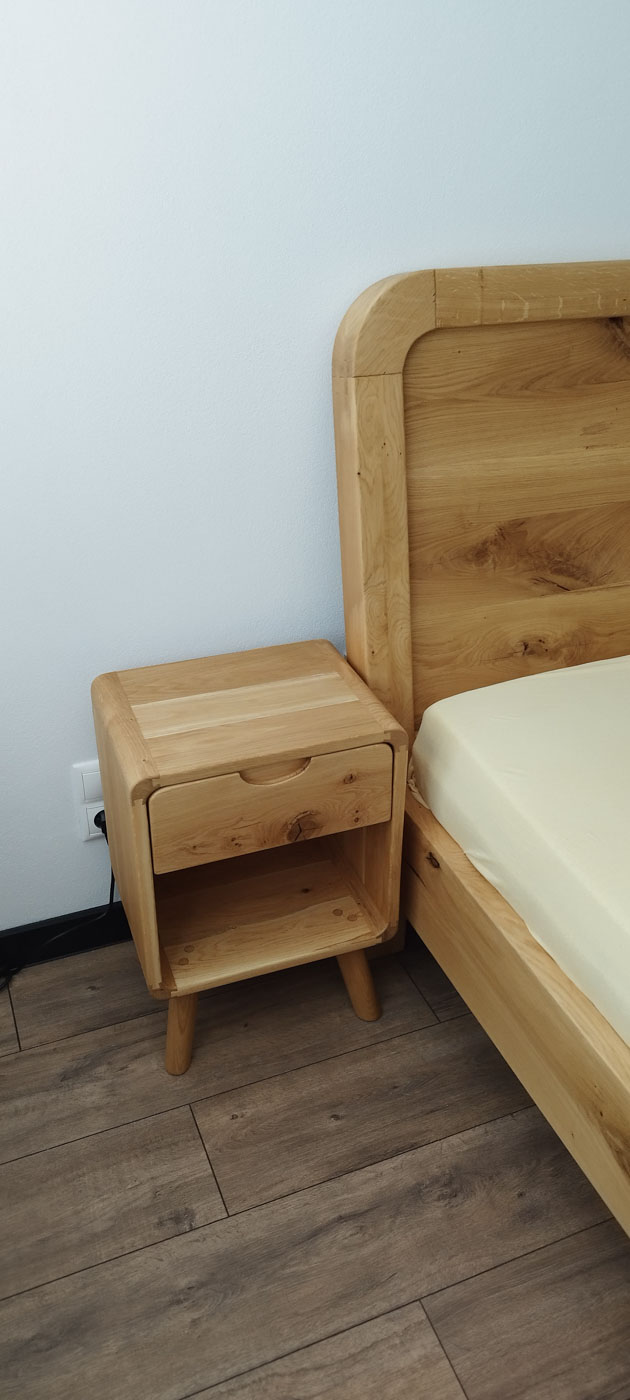 Nočný stolík Blízkosť z masívneho dubu – kolekcia Súznenie – Umelecké stolárstvo Ďuďák