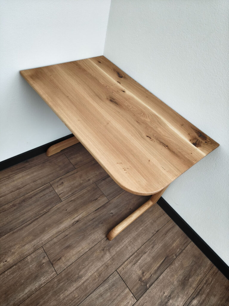 Pracovný stôl Sústredenie z masívneho dubu – kolekcia Súznenie – Umelecké stolárstvo Ďuďák