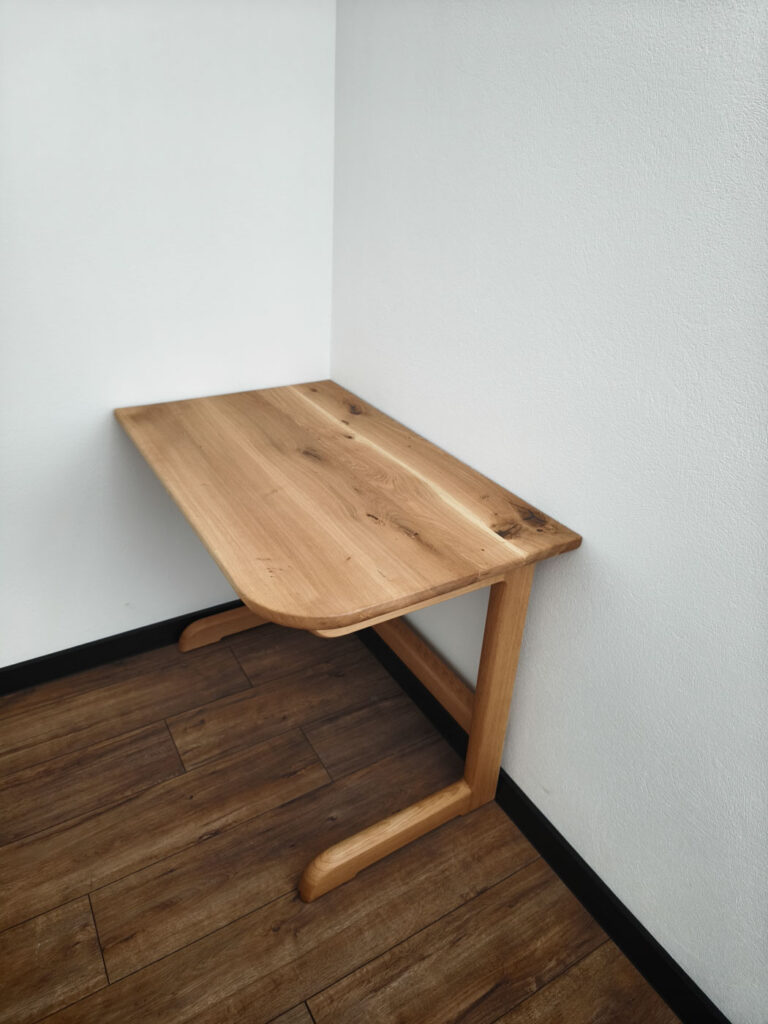 Pracovný stôl Sústredenie z masívneho dubu – kolekcia Súznenie – Umelecké stolárstvo Ďuďák