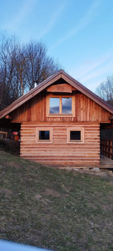 Realizácia Včelí dom Bobrovček – Umelecké stolárstvo Ďuďák